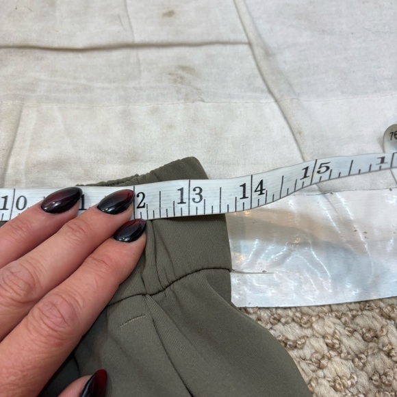 Ladies Lululemon On The Fly Army Green Shorts Size 4‎ - Picture 6 of 10